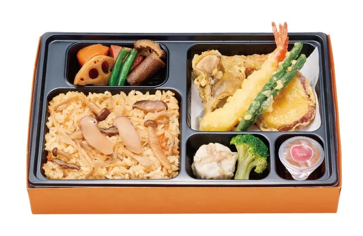 松茸ごはんと豪華な天ぷら盛り合わせが入った松茸御膳