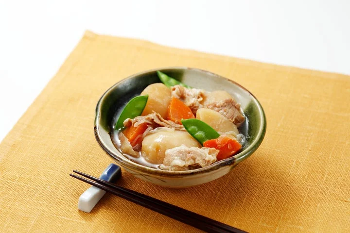 器に盛り付けられた「肉じゃが」