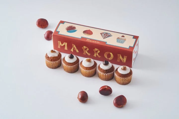 栗のイラストが描かれたパッケージとマロンカップケーキのセット