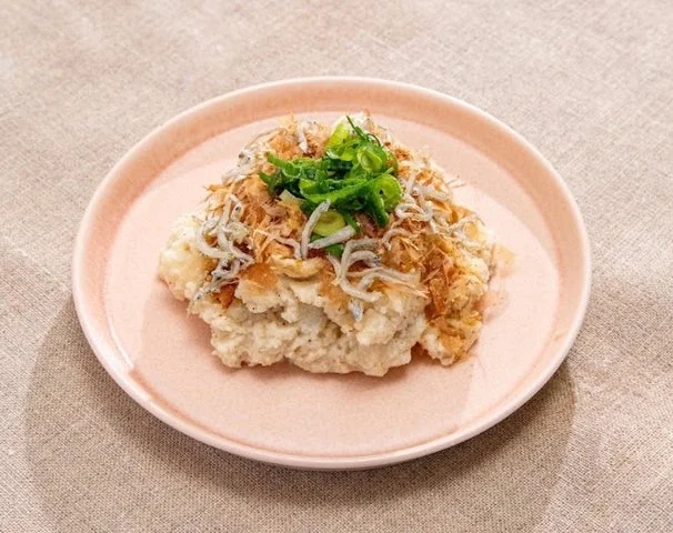 魚粉をトッピングした和風ポテトサラダ