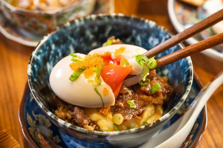 半熟玉子をのせた和牛焼肉ポテサラ