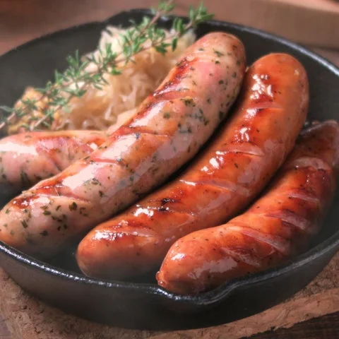 調理済みの熟成ソーセージが盛り付けられたスキレット