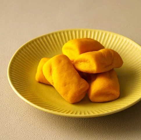 皿に盛られた国産かぼちゃのもちもちパン