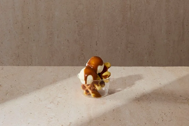 ミルクアイスとキャラメルソースをトッピングしたワッフルパフェ