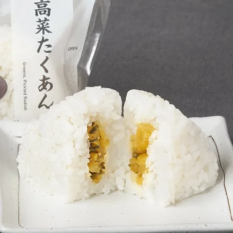 断面が見える高菜たくあんおむすびとパッケージ