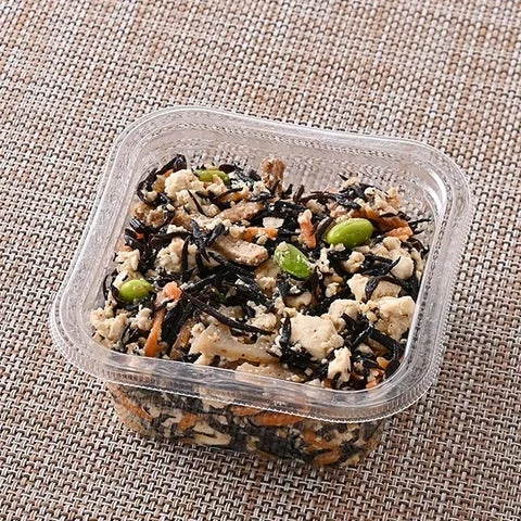 透明な容器に入った豆腐と枝豆のひじき和え
