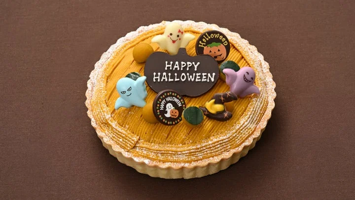 ハロウィンチョコレートデコレーションを飾ったケーキ
