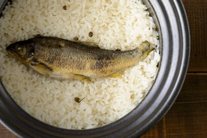 土鍋で炊き上がった鮎めし。
