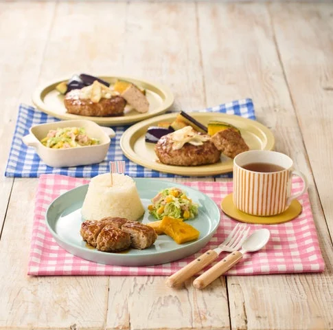 ハンバーグと副菜が盛り付けられたプレート料理