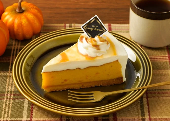 キャラメルソースとホイップクリームを添えられたかぼちゃタルトの1枚