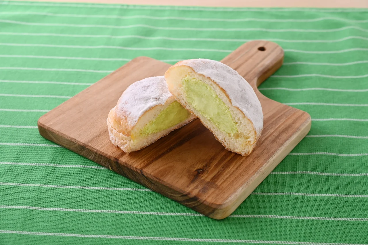 玉林園監修 抹茶ホイップドーナツ（グリーンソフト風味）の断面