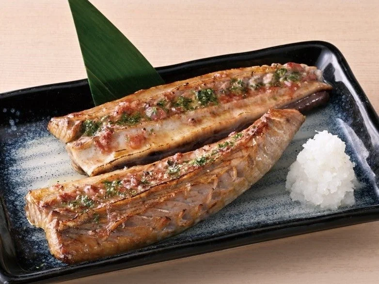 1本釣り鰹ハラモの酒盗バター焼。黒い長皿に盛り付けられた焼き魚とご飯