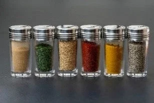 壱角家油そばのトッピングや調味料の一例