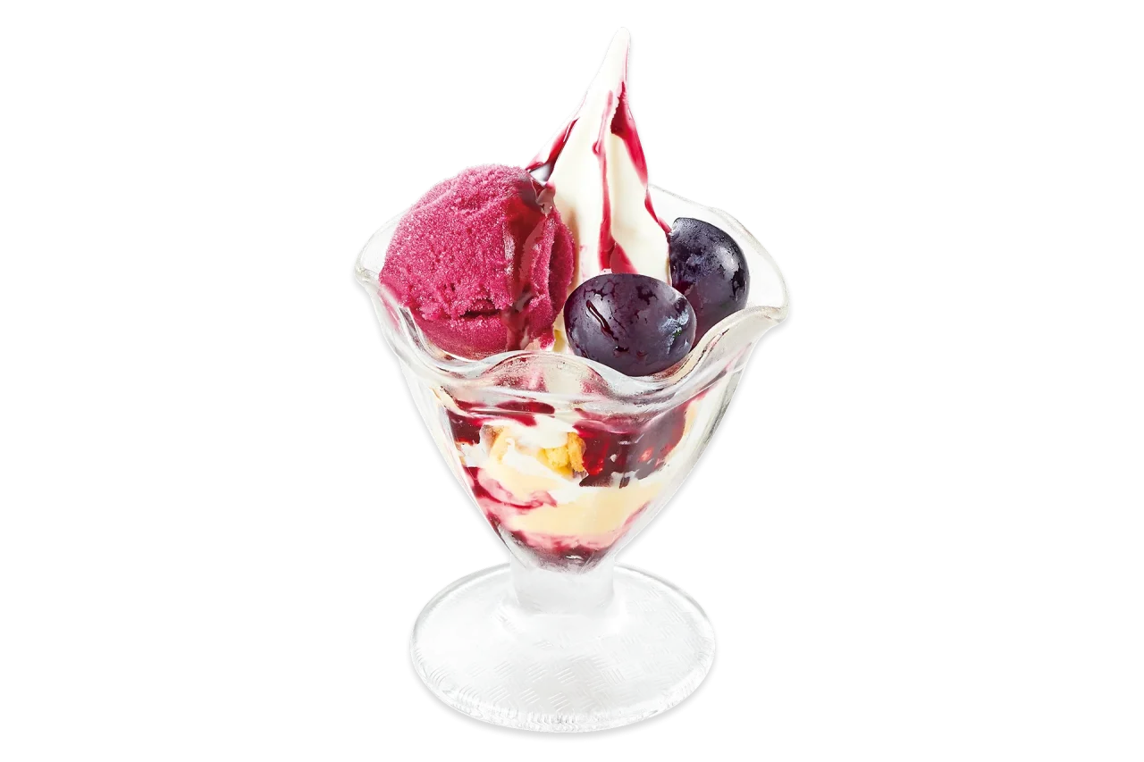 ぶどうソフトクリーム。グラスに盛られたソフトクリームとぶどうのデザート