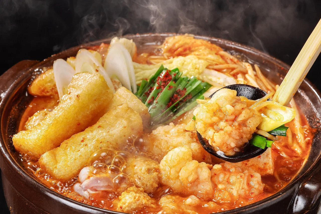赤から鍋の具材が盛り付けられた鍋料理