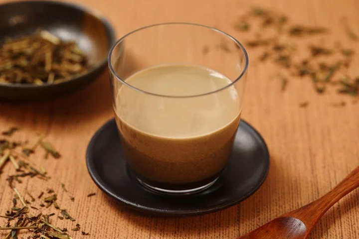 ほうじ茶の茶葉が添えられたなめらかほうじ茶ラテプリン