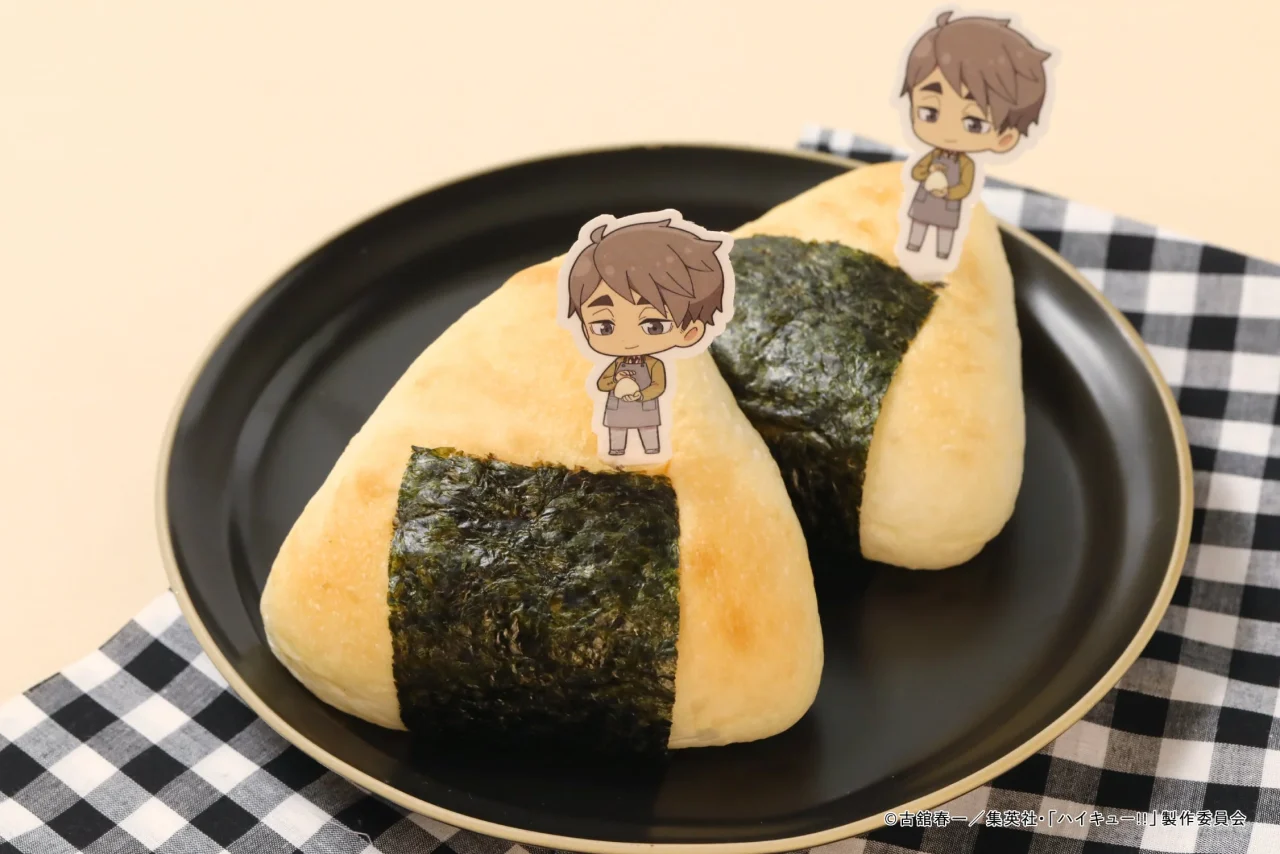 宮 治のおにぎりパン~明太ポテト~。海苔を巻いたおにぎり型パン2個とキャラクターピック