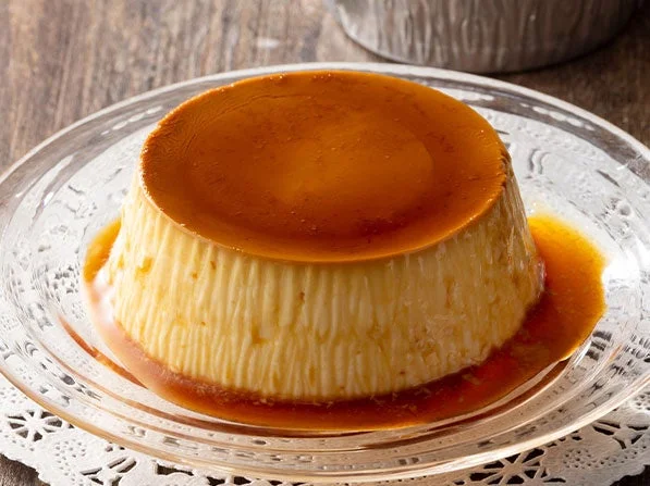 皿に盛られたFLOのなめらかプリン