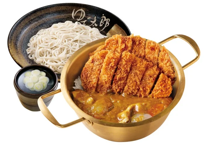 鍋に入った倍盛カツカレーとそばのセット。