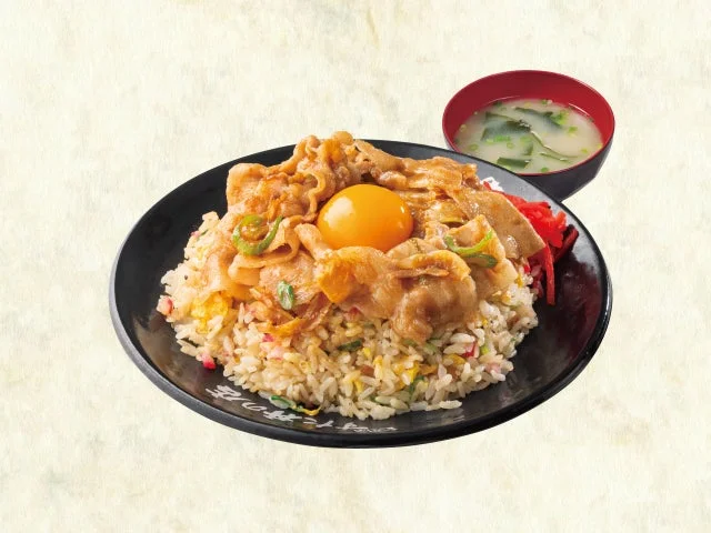 すたみな焼きと卵黄がのった「すたみなチャーハン」と味噌汁。