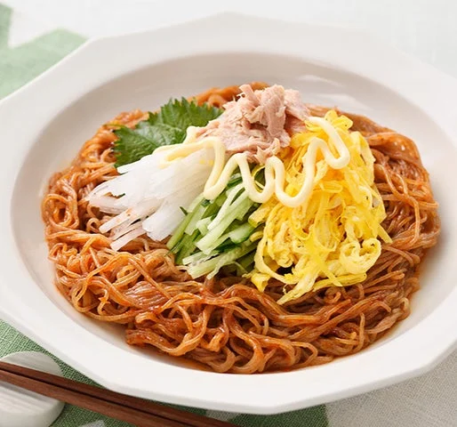 千切り野菜や錦糸卵をのせたビビン冷麺