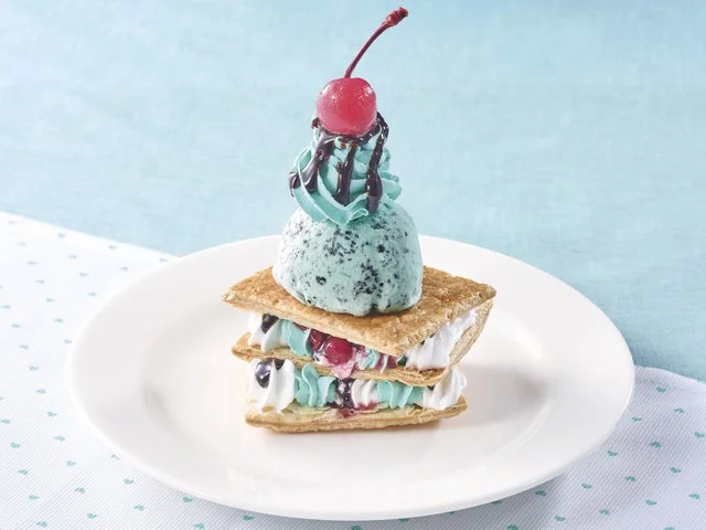 パイ生地の間にミントホイップを挟んだチョコミントミルフィーユ
