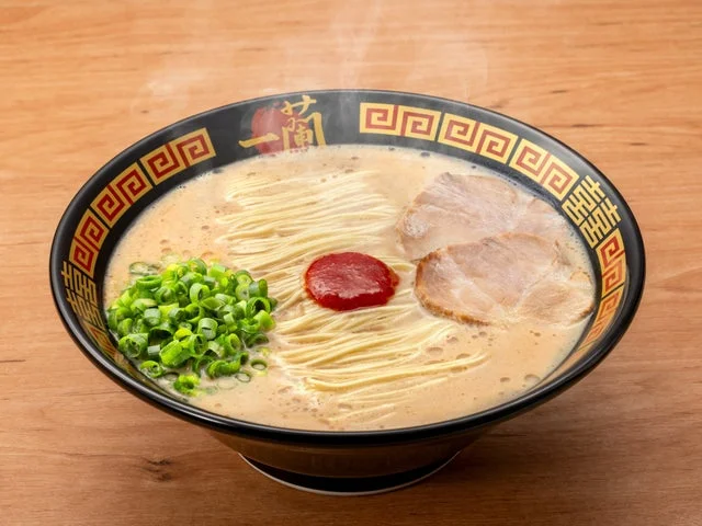 調理された一蘭ラーメンの斜めからの写真