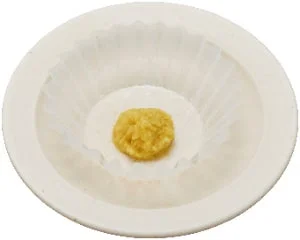 小皿に盛られたおでん用のしょうが
