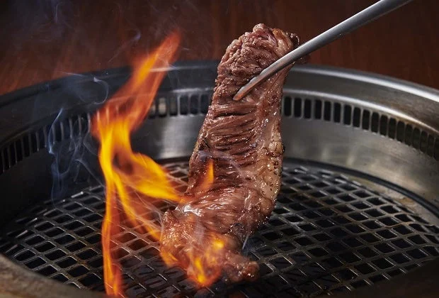 網の上で焼かれている牧場長のダイヤカルビ