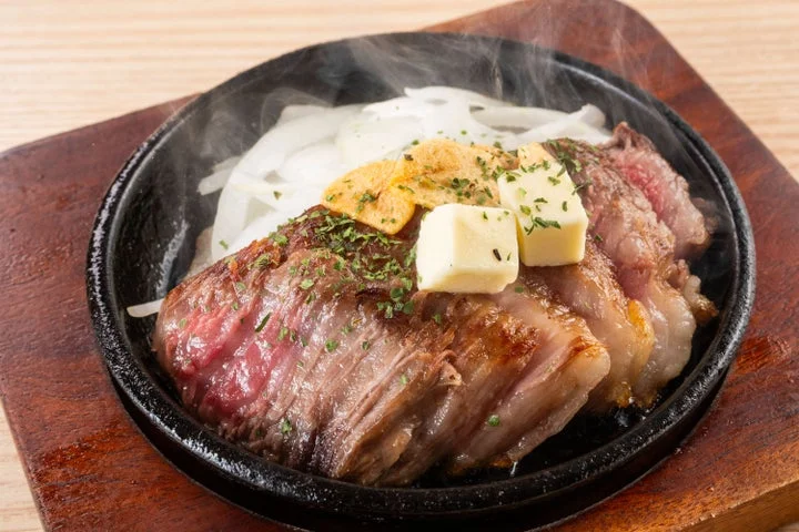 鉄板で焼かれた黒毛和牛ステーキ