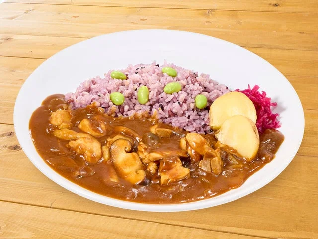 チキンと3種類のきのこが入ったカレーと雑穀米
