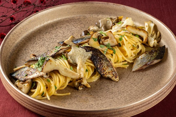 秋刀魚と茸が乗ったパスタ