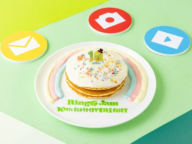 10周年記念のクリームとスプリンクルが乗ったパンケーキと、アプリ風アイコンのコースター