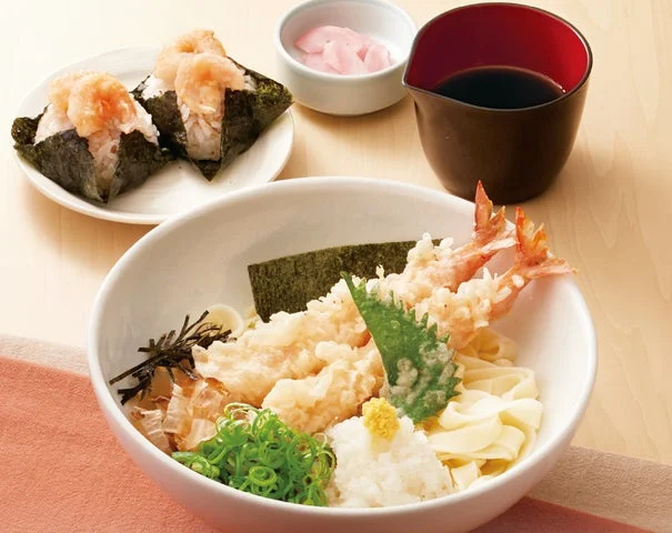 大海老天おろしきしめんセットと手巻き寿司、漬物、お茶