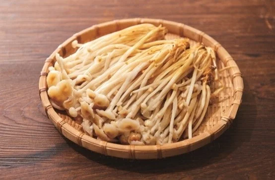 竹ざるに盛られた味えのきの写真