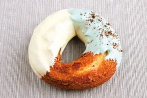 ミントチョコとホワイトチョコをコーティングした信子ドーナツ
