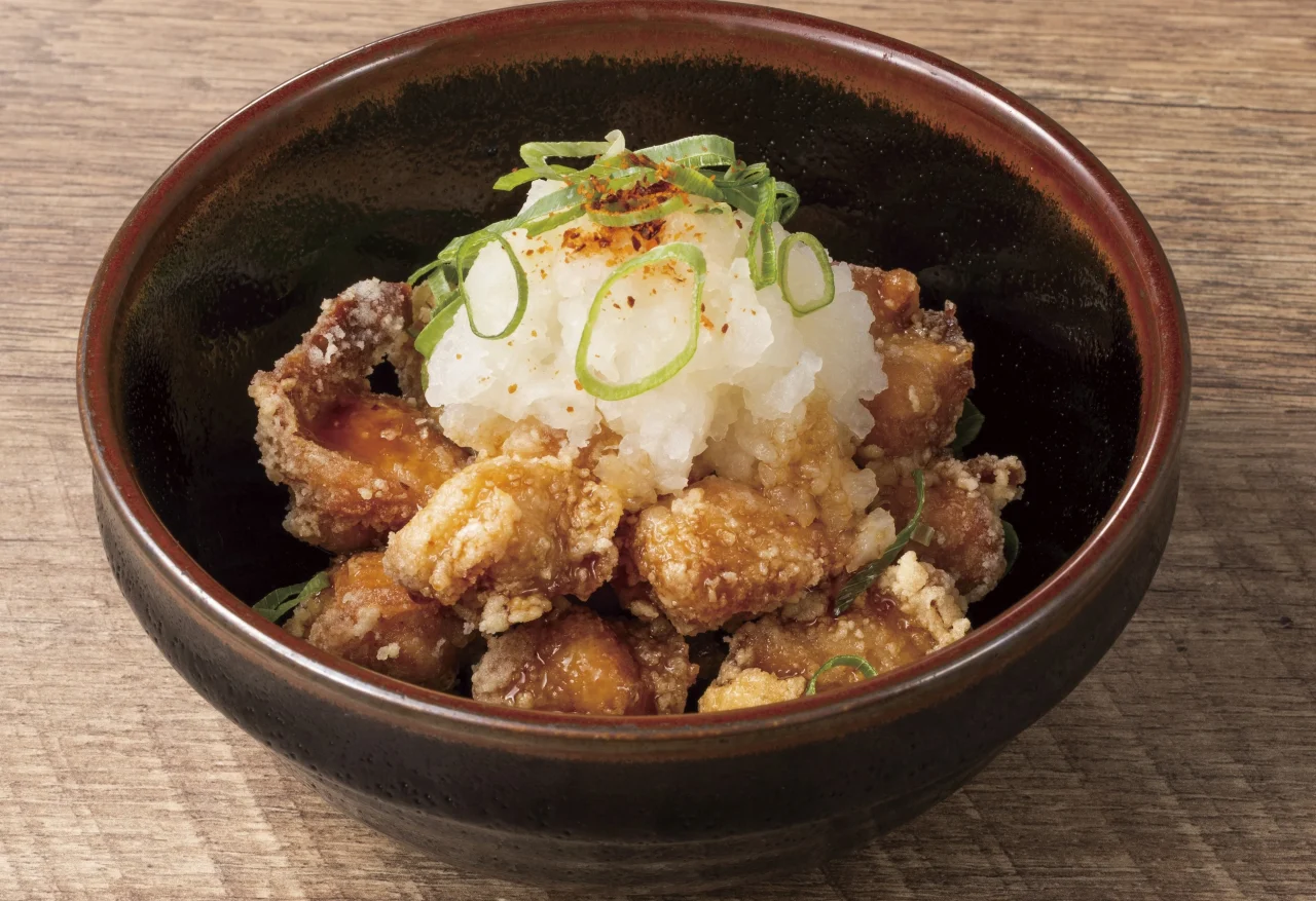 国産ぼんじりの唐揚げおろしポン酢。大根おろしとネギを添えた唐揚げ