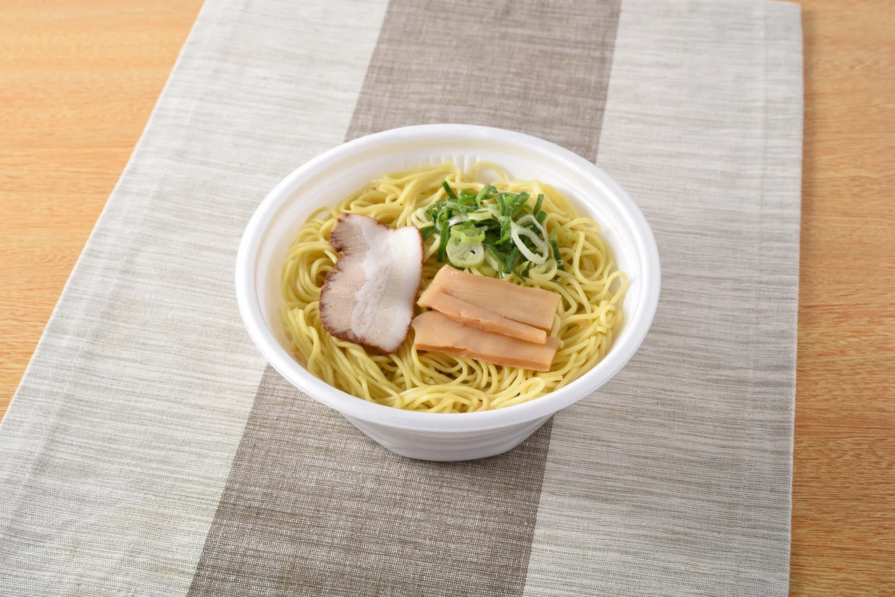 井出商店監修 和歌山中華そばの麺とトッピング