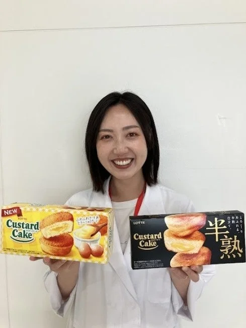 ロッテ中央研究所の梅村小雪氏と半熟カスタードケーキ、カスタードケーキのパッケージ