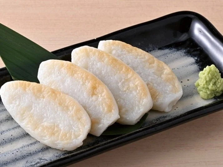笹かまぼこ(卓上焼き)の白い焼き加減の薄い切り身とわさび