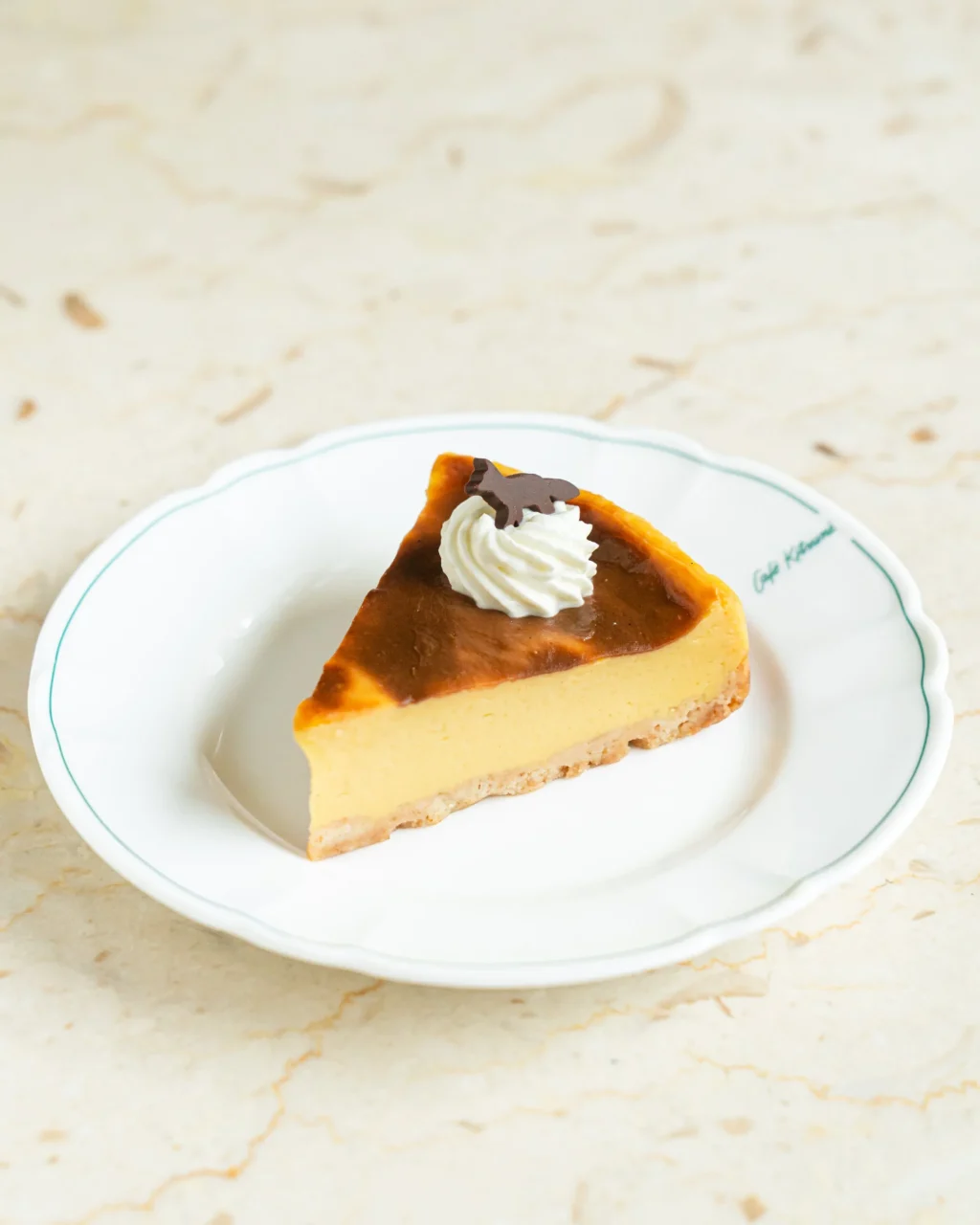 スイートポテトフランの断面とキツネ型チョコ