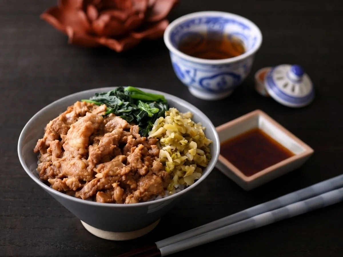 魯肉飯(ルーローハン)の丼と、青菜、漬物、茶碗、醤油皿、箸