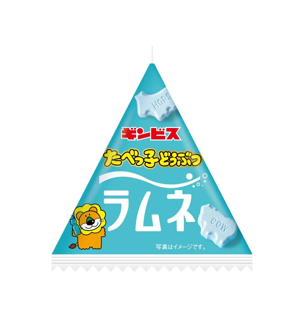 たべっ子どうぶつラムネの青い三角パッケージと動物型ラムネ