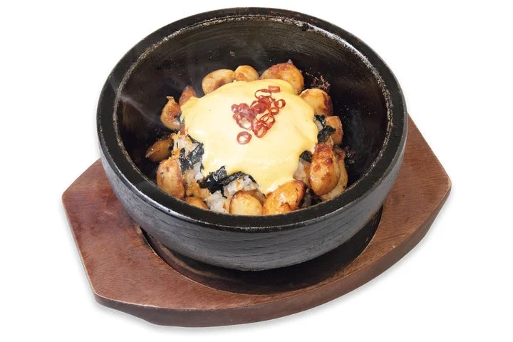 石焼に入ったにんにくたっぷりの石焼にんにくマヨめし