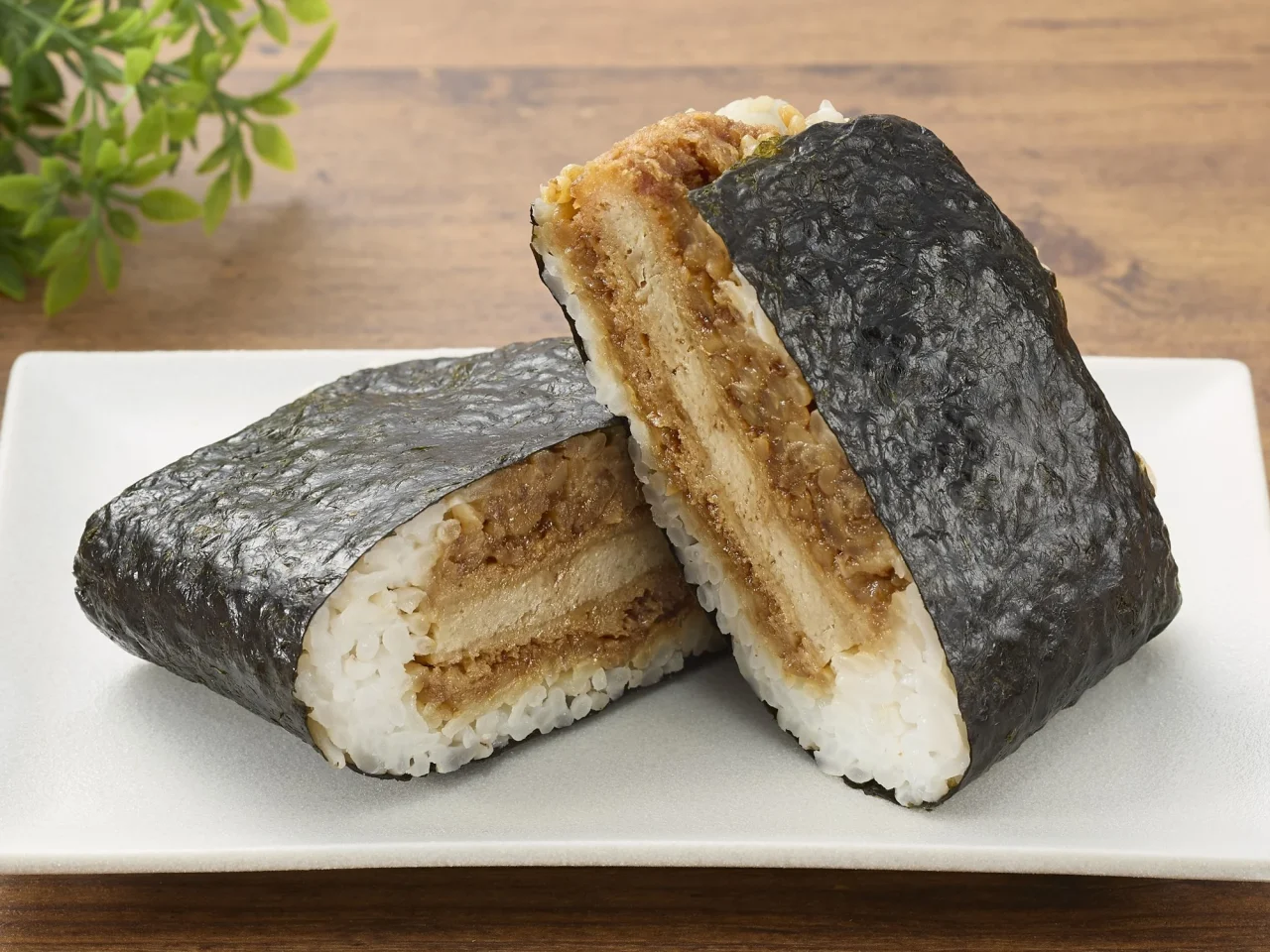 サンドおむすび 味噌カツ（大麦入り）の断面が確認できる画像