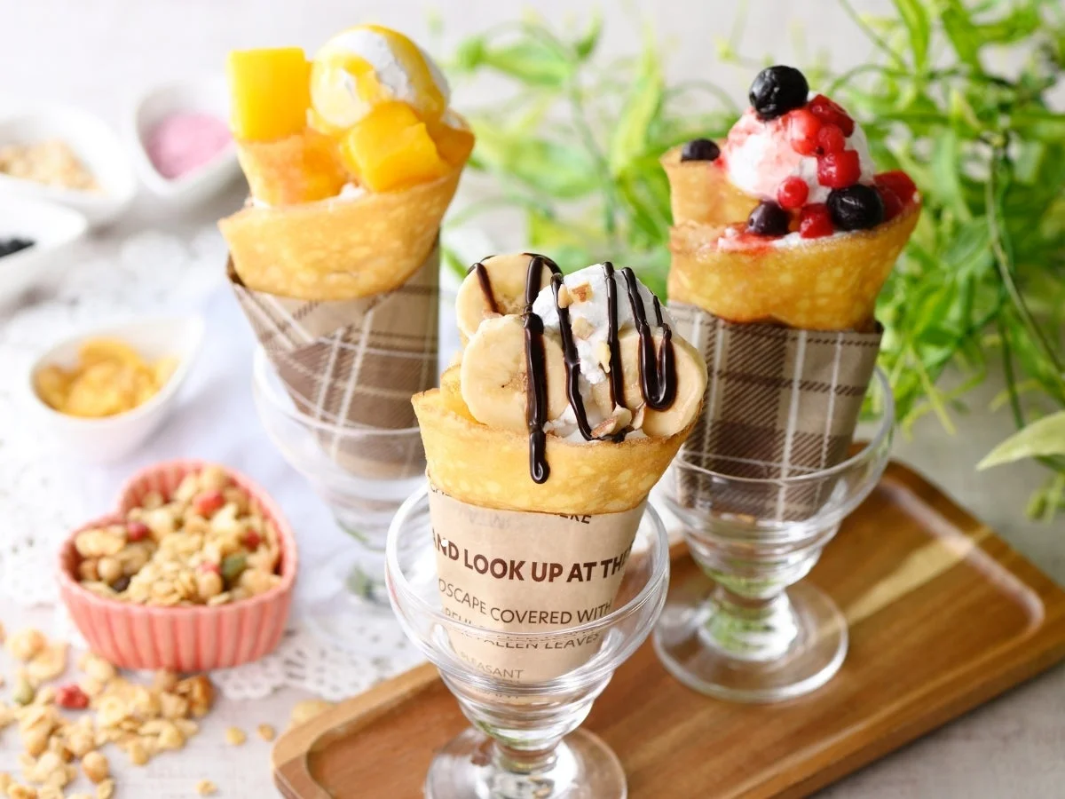 フルーツやチョコソースをトッピングした3種類のクレープ