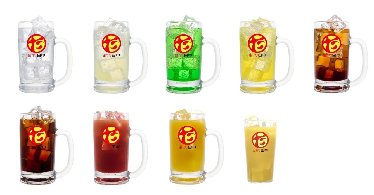 串カツ田中のロゴ入りグラスに入ったサワー各種のドリンク