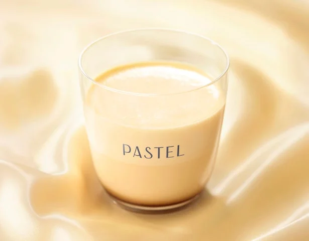 PASTELのロゴが入ったなめらかプリンのカップ