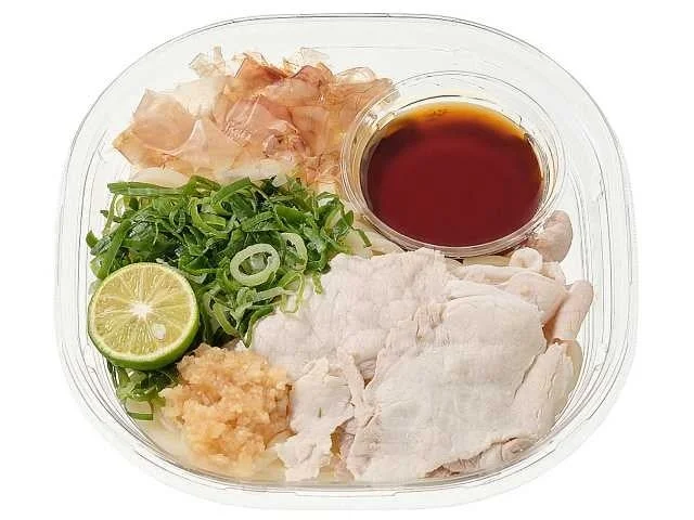 すだちとおろしポン酢の豚しゃぶうどん。容器に豚しゃぶ、すだち、ねぎ、かつお節、ポン酢が写る。