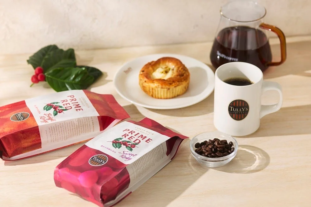 タリーズコーヒーのPRIME REDパッケージとコーヒー、焼き菓子が並ぶコーヒースクールのイメージ